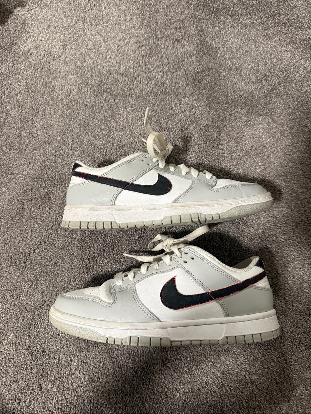 Nike Kids Low-Top Sneakers in Light Gray with Black and Red Accents